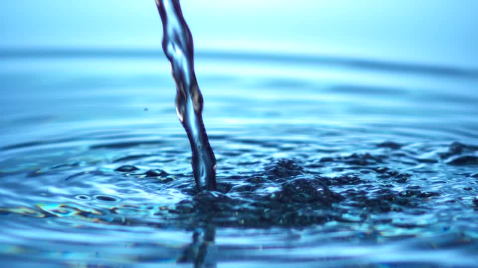 199319579-remolino-agua-transparente-burbuja-de-aire-chorro-de-agua